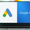 Ordenador portátil mostrando el logotipo de Google Ads